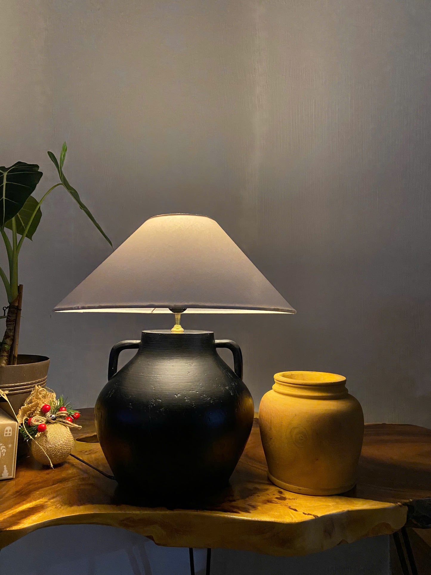 Vase Noir – Artisan Clay-Form Table Lamp | Mediterranean Wabi Decor