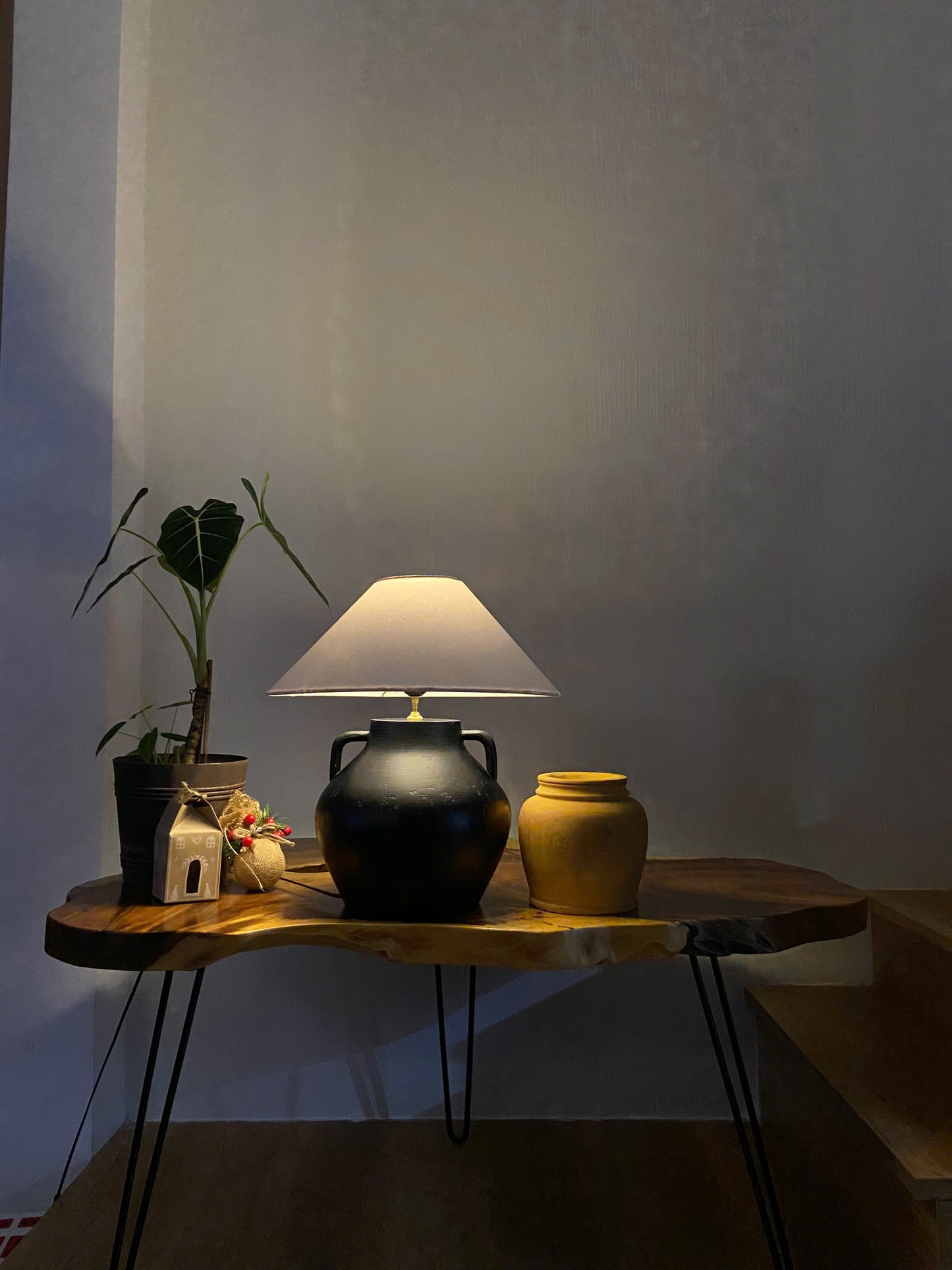 Vase Noir – Artisan Clay-Form Table Lamp | Mediterranean Wabi Decor
