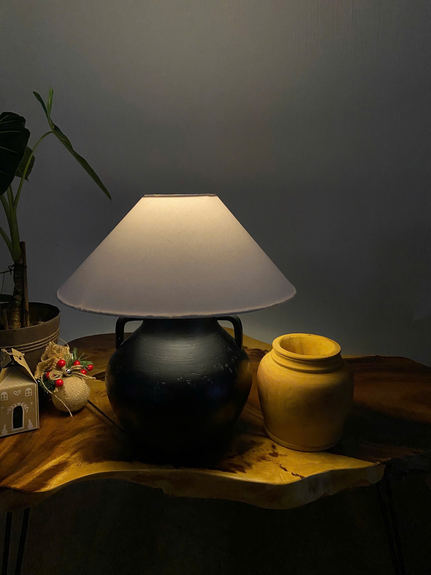 Vase Noir – Artisan Clay-Form Table Lamp | Mediterranean Wabi Decor