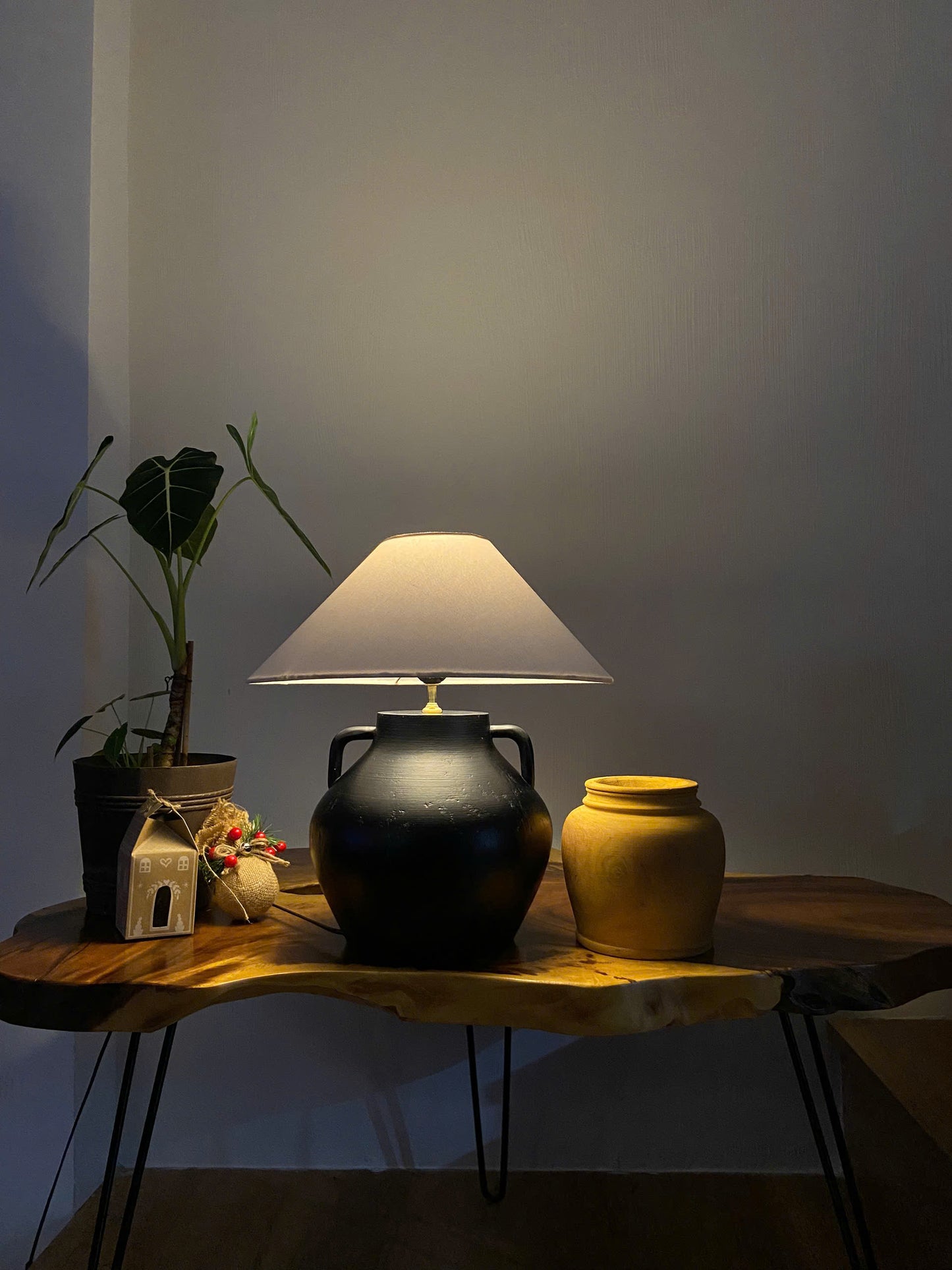 Vase Noir – Artisan Clay-Form Table Lamp | Mediterranean Wabi Decor