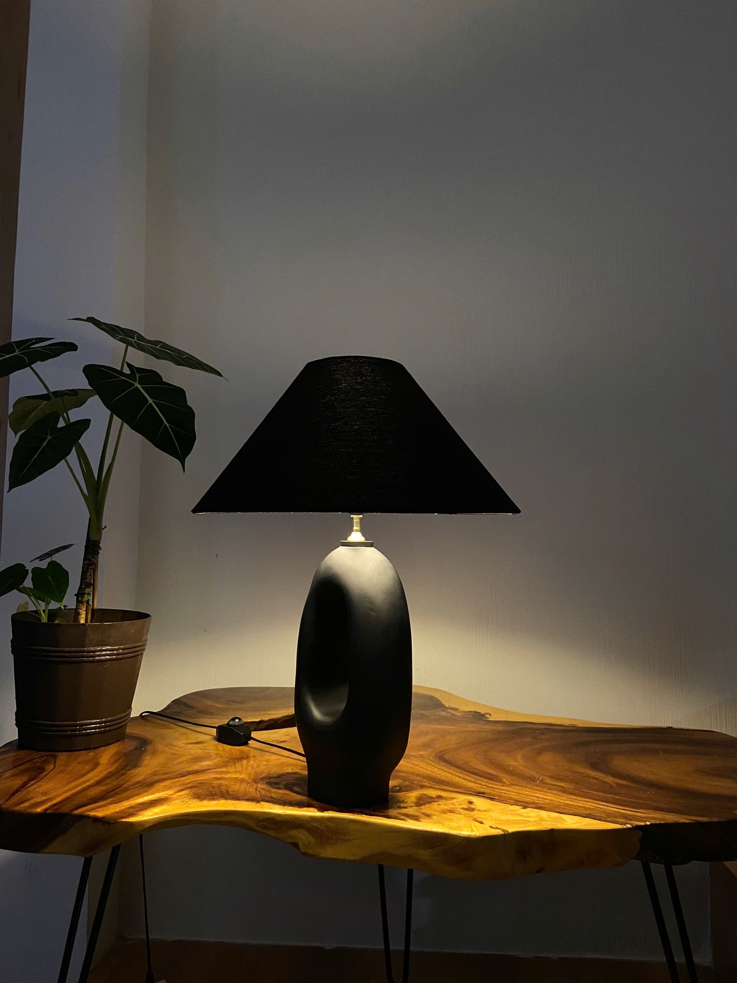 Noir Void – Sculptural Artisan Table Lamp | Modern Black Minimalism