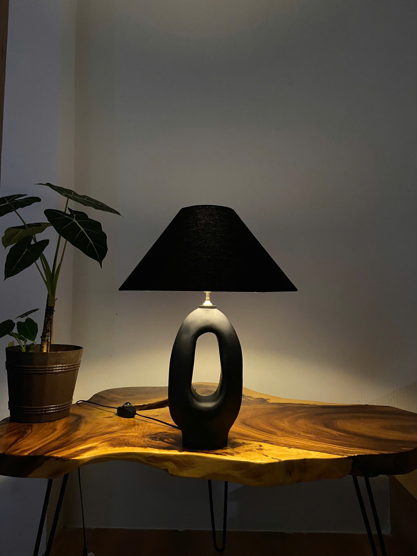 Noir Void – Sculptural Artisan Table Lamp | Modern Black Minimalism