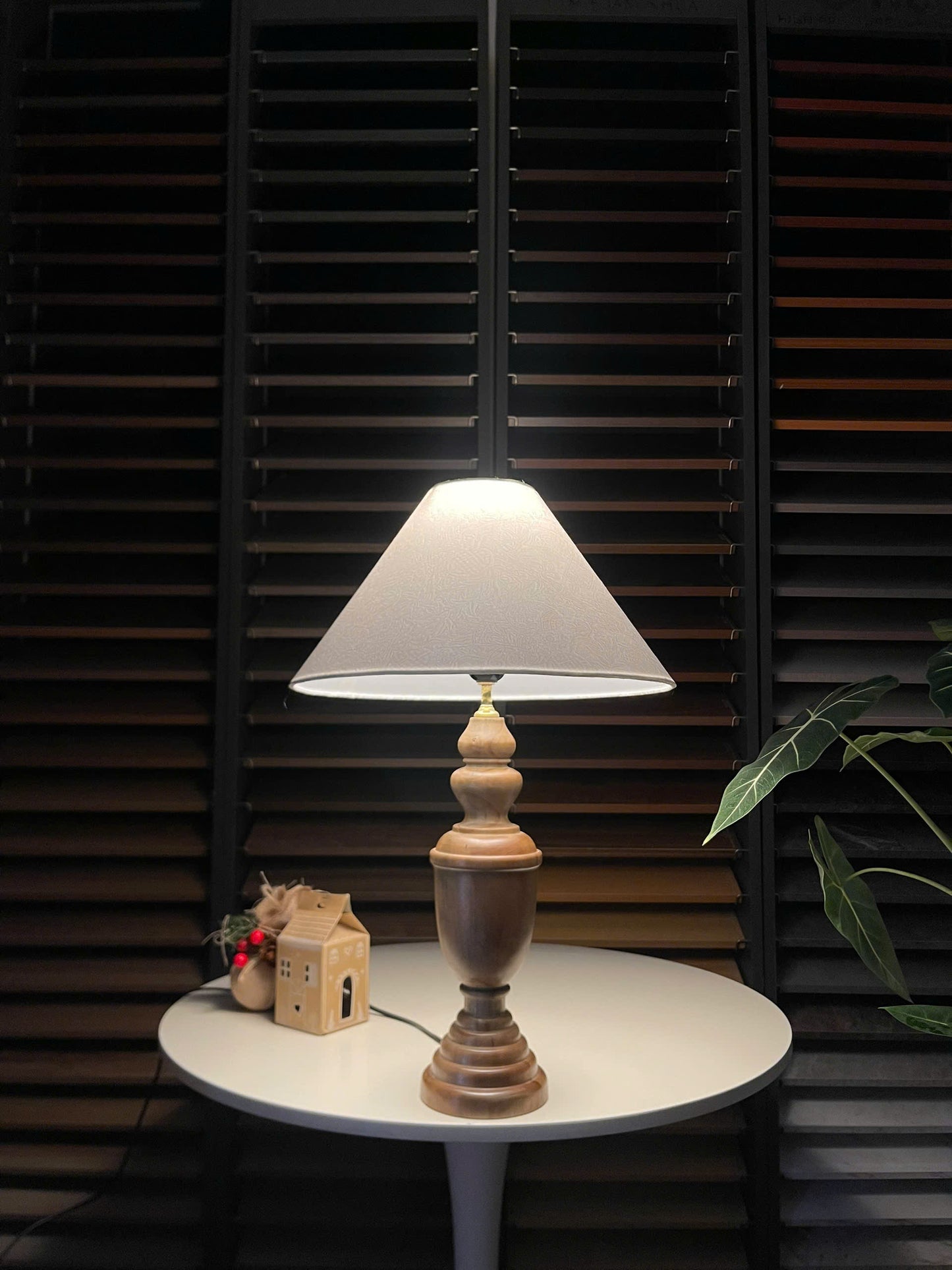 Elaris – Handcrafted Solid Wood Table Lamp