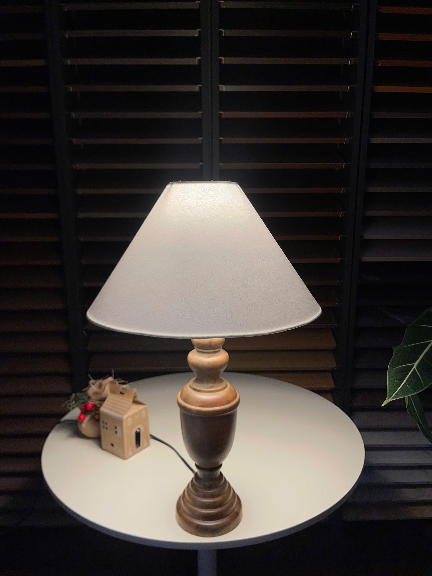 Elaris – Handcrafted Solid Wood Table Lamp